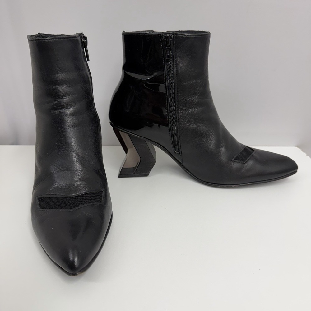 John Fluevog Leather High Ankle Boots Booties Black Sculpted Heels Dust Bag Sz 8 - Picture 5 of 10